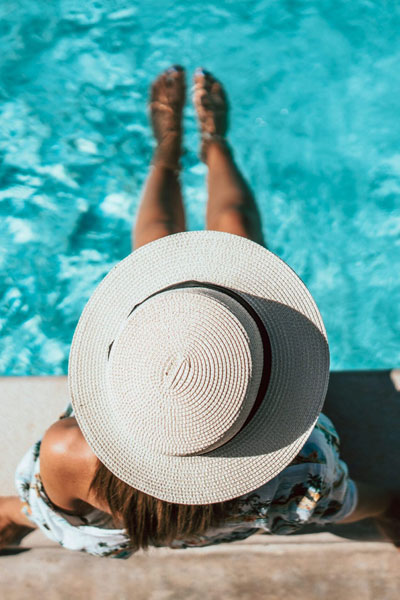 Area relax dell’Hotel Ariston con giardino e vasca idromassaggio