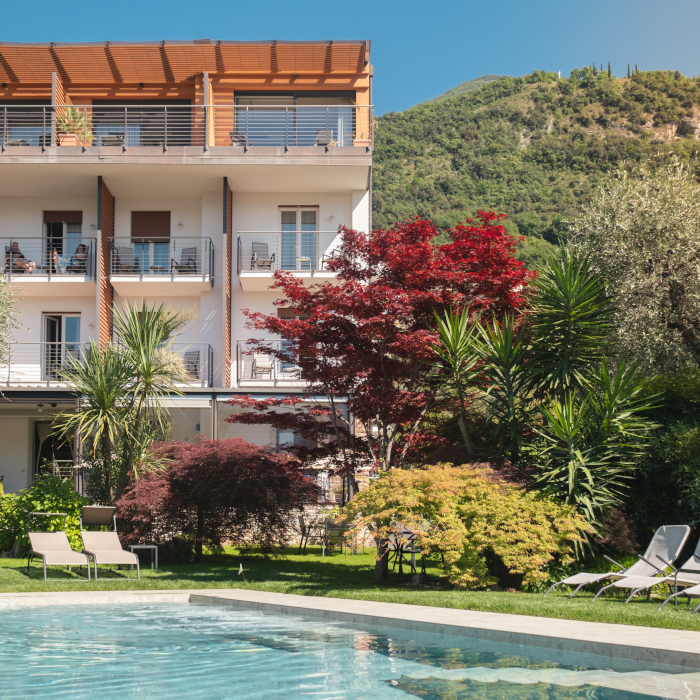 Area relax nel giardino dell’Eco Hotel Ariston sul Lago di Garda