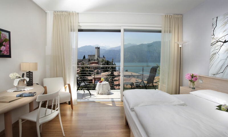 Design naturale, bioedilizia e Feng Shui per un riposo di benessere. Dal balcone si apre una vista emozionante sul Castello e sul Lago di Garda.