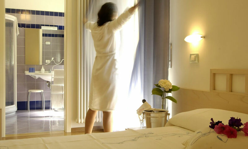 Tranquille e funzionali, con arredi moderni e colori chiari. Il balcone regala una vista sulle montagne circostanti.