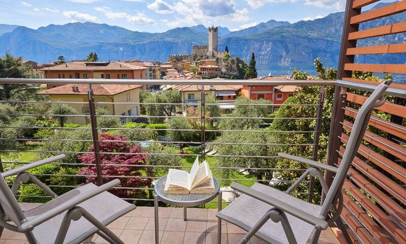 Luminose e accoglienti, con balcone che regala una vista unica sul Lago di Garda e sul Castello di Malcesine.
