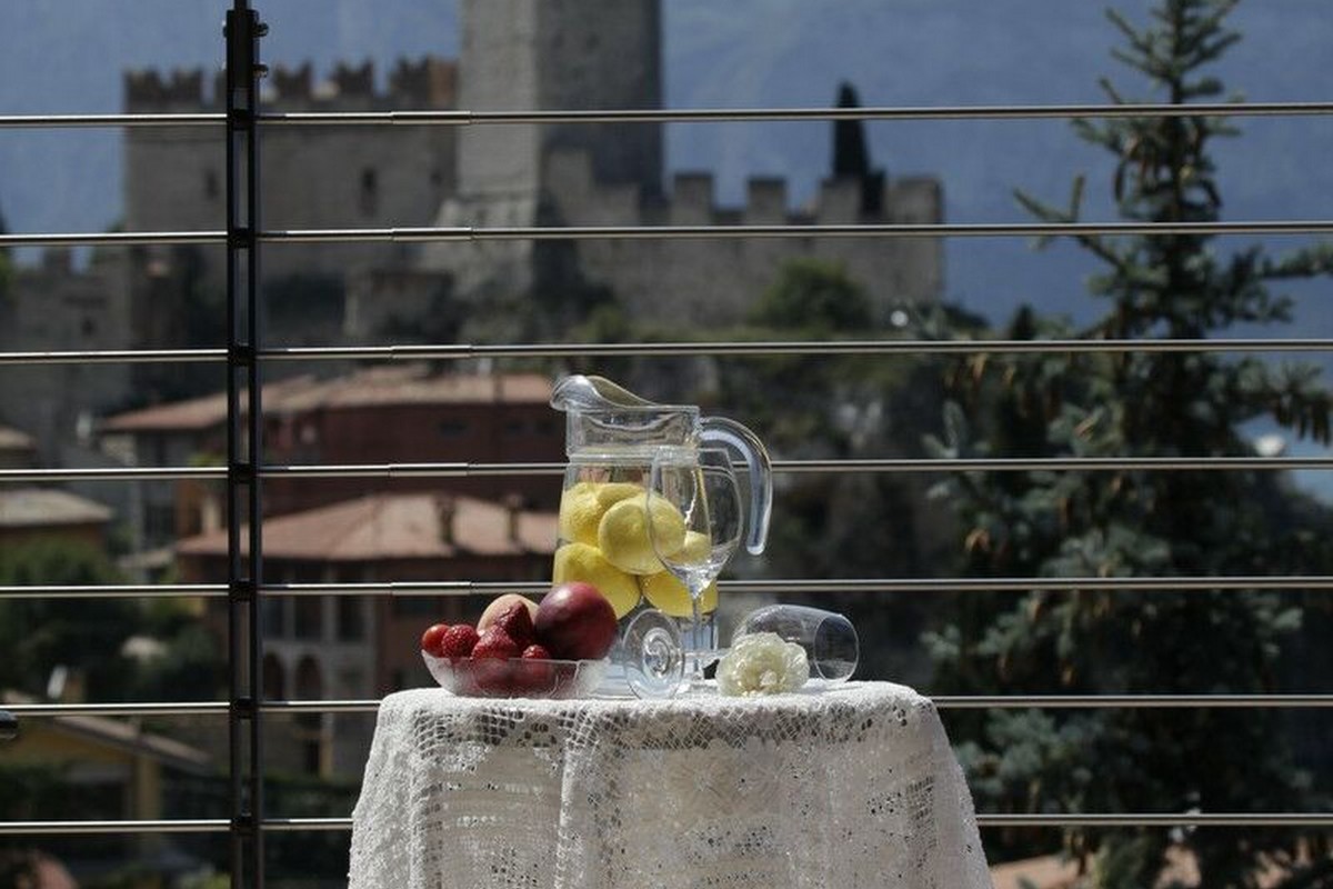 Panorama rooms | Luminose e accoglienti, con balcone che regala una vista unica sul Lago di Garda e sul Castello di Malcesine.