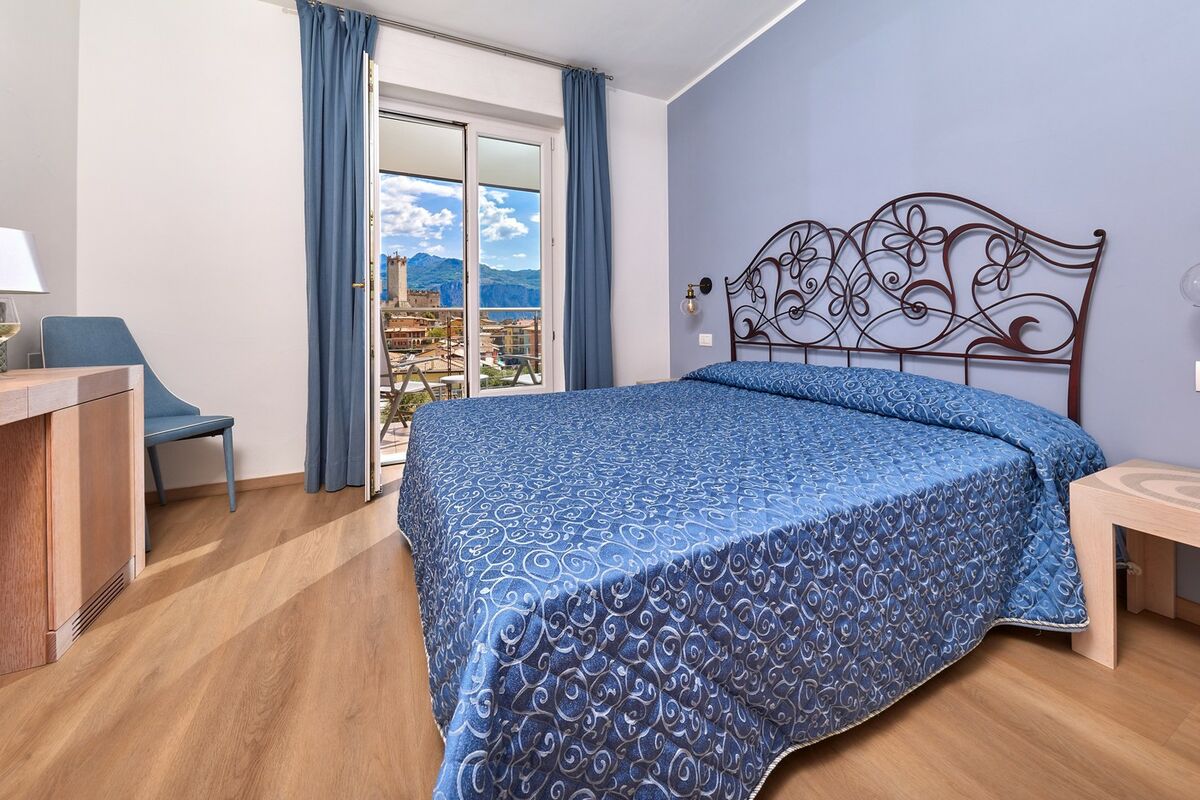 Superior Rooms | Eleganti e confortevoli, con balcone affacciato sul giardino e arredi in armonia con l’ambiente naturale della struttura. 