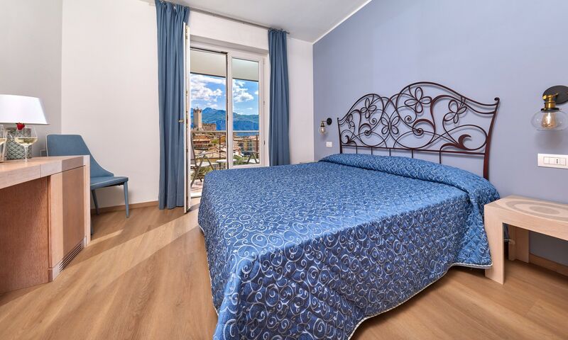 Eleganti e confortevoli, con balcone affacciato sul giardino e arredi in armonia con l’ambiente naturale della struttura. 