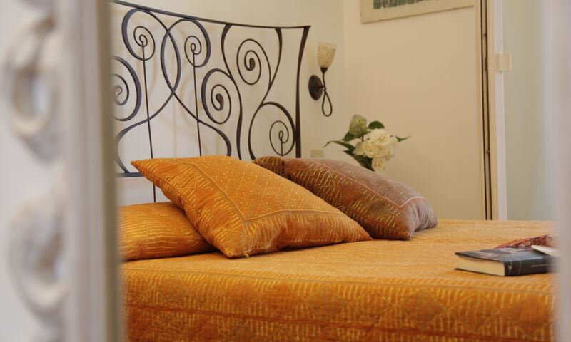 Eleganti e confortevoli, con balcone affacciato sul giardino e arredi in armonia con l’ambiente naturale della struttura. 