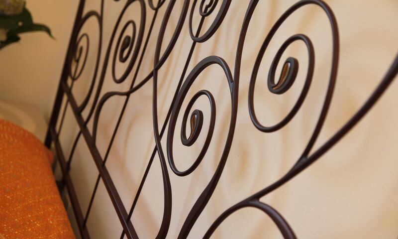 Eleganti e confortevoli, con balcone affacciato sul giardino e arredi in armonia con l’ambiente naturale della struttura. 