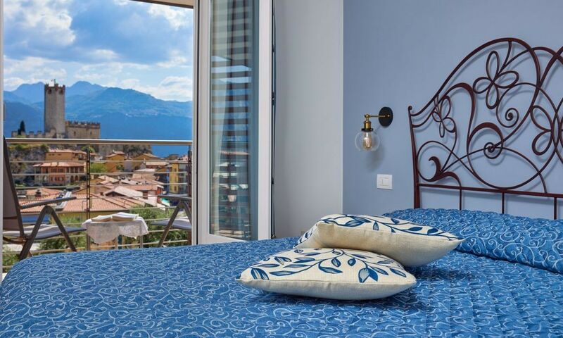 Eleganti e confortevoli, con balcone affacciato sul giardino e arredi in armonia con l’ambiente naturale della struttura. 