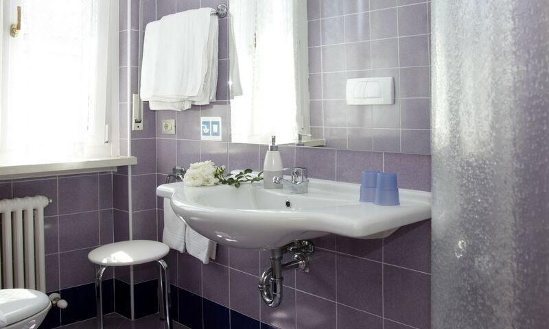 Eleganti e confortevoli, con balcone affacciato sul giardino e arredi in armonia con l’ambiente naturale della struttura. 