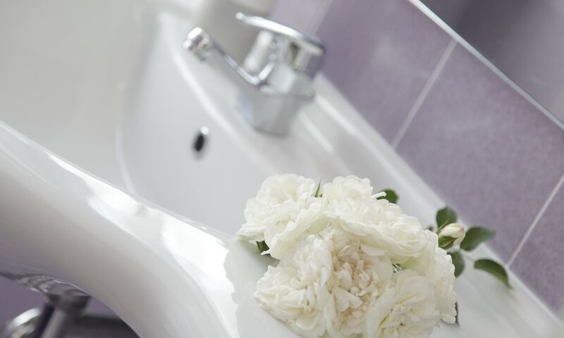 Eleganti e confortevoli, con balcone affacciato sul giardino e arredi in armonia con l’ambiente naturale della struttura. 