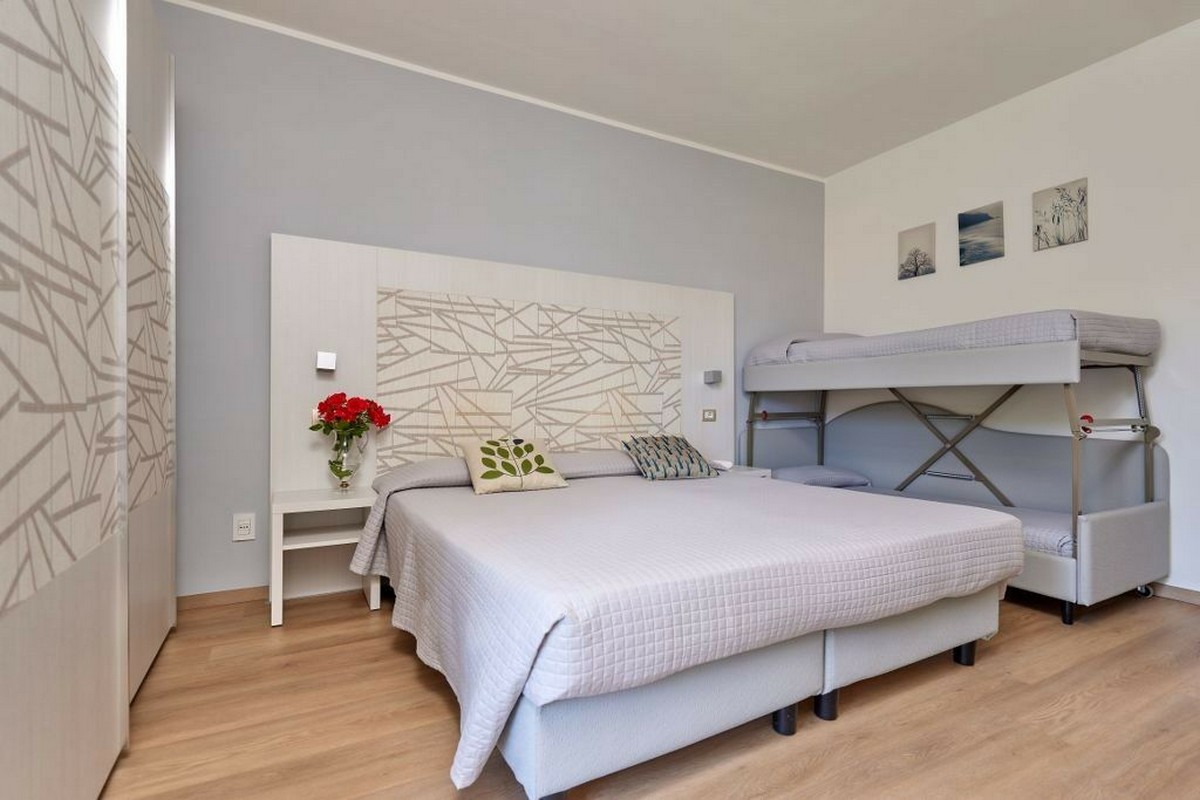 Quadruple Rooms | Camera con balcone vista giardino, adatta alle famiglie. Caratterizzate da un arredamento armonico, luminose e accoglienti.