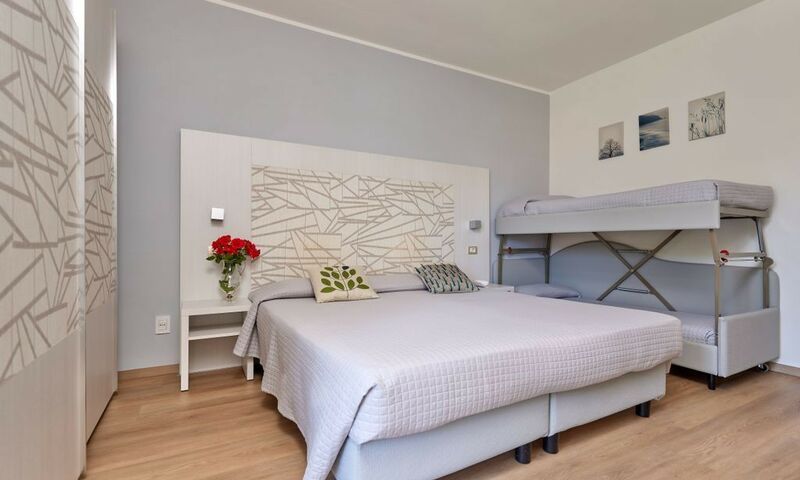 Camera con balcone vista giardino, adatta alle famiglie. Caratterizzate da un arredamento armonico, luminose e accoglienti.