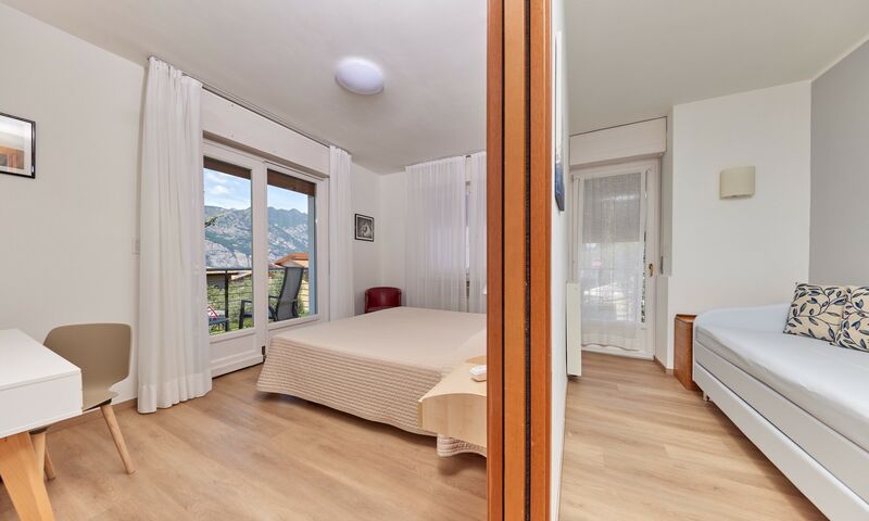 Camera con balcone vista giardino, adatta alle famiglie. Caratterizzate da un arredamento armonico, luminose e accoglienti.