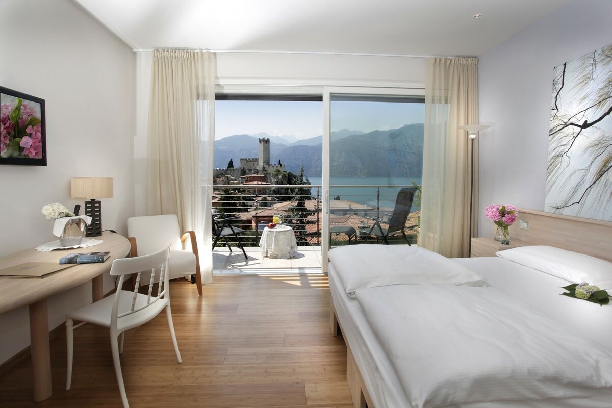 Ecologic Exclusive Rooms | Design naturale, bioedilizia e Feng Shui per un riposo di benessere. Dal balcone si apre una vista emozionante sul Castello e sul Lago di Garda.