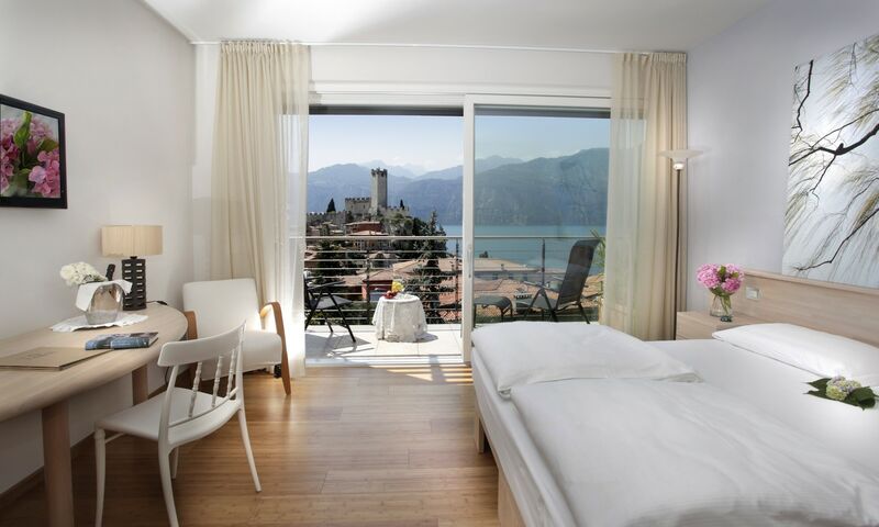 Realizzate con principi di bioedilizia e design ispirato al Feng Shui, offrono un riposo rigenerante in armonia con la natura. I materiali naturali e l'attenzione ai dettagli creano un'atmosfera di benessere autentico.
