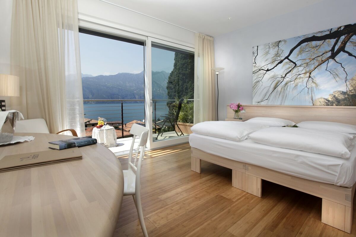 Ecologic Exclusive Rooms | Design naturale, bioedilizia e Feng Shui per un riposo di benessere. Dal balcone si apre una vista emozionante sul Castello e sul Lago di Garda.
