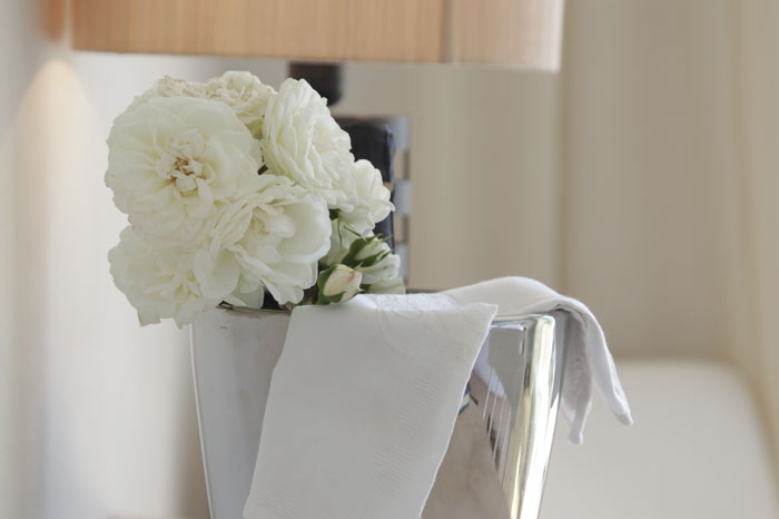 Ecologic Exclusive Rooms | Design naturale, bioedilizia e Feng Shui per un riposo di benessere. Dal balcone si apre una vista emozionante sul Castello e sul Lago di Garda.