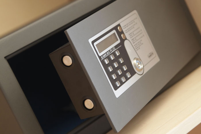 Ecologic Exclusive Rooms | Design naturale, bioedilizia e Feng Shui per un riposo di benessere. Dal balcone si apre una vista emozionante sul Castello e sul Lago di Garda.