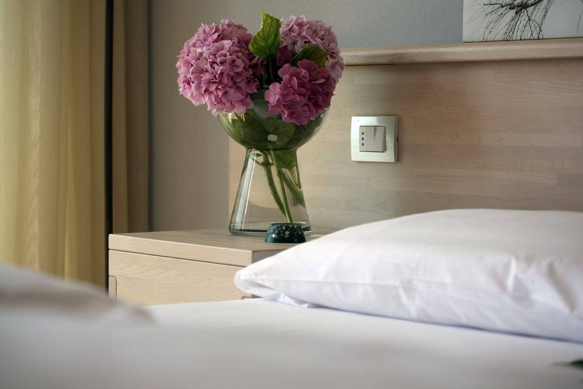 Ecologic Exclusive Rooms | Design naturale, bioedilizia e Feng Shui per un riposo di benessere. Dal balcone si apre una vista emozionante sul Castello e sul Lago di Garda.