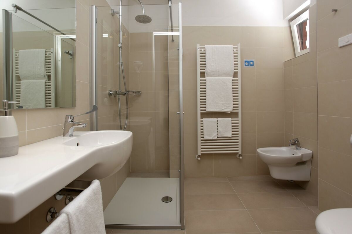 Ecologic Exclusive Rooms | Design naturale, bioedilizia e Feng Shui per un riposo di benessere. Dal balcone si apre una vista emozionante sul Castello e sul Lago di Garda.