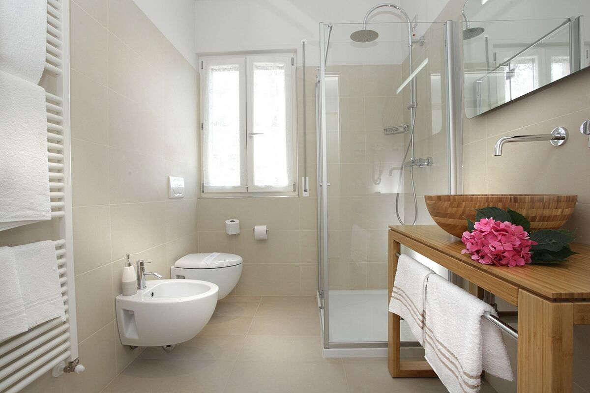 Ecologic Exclusive Rooms | Design naturale, bioedilizia e Feng Shui per un riposo di benessere. Dal balcone si apre una vista emozionante sul Castello e sul Lago di Garda.