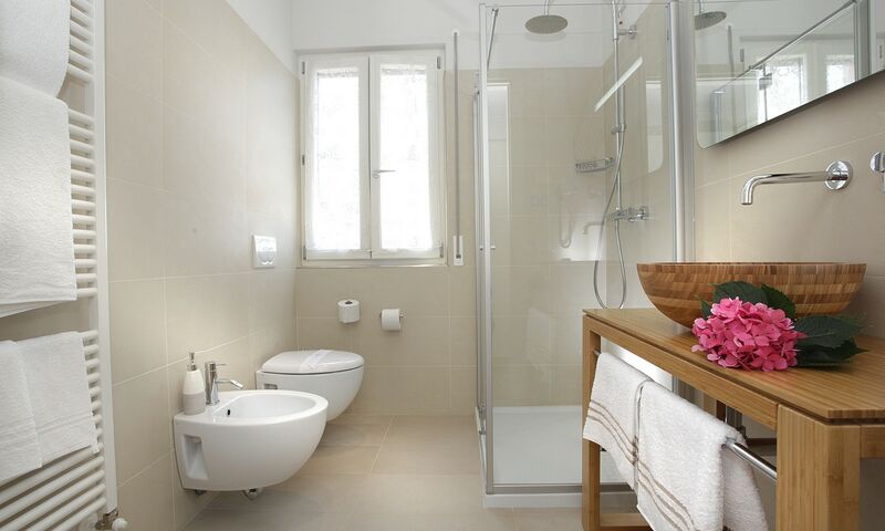 Realizzate con principi di bioedilizia e design ispirato al Feng Shui, offrono un riposo rigenerante in armonia con la natura. I materiali naturali e l'attenzione ai dettagli creano un'atmosfera di benessere autentico.