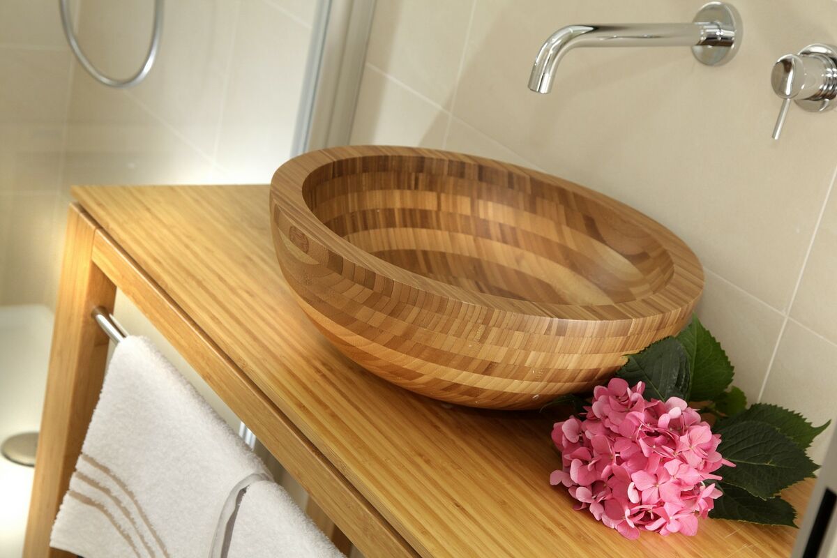 Ecologic Exclusive Rooms | Design naturale, bioedilizia e Feng Shui per un riposo di benessere. Dal balcone si apre una vista emozionante sul Castello e sul Lago di Garda.