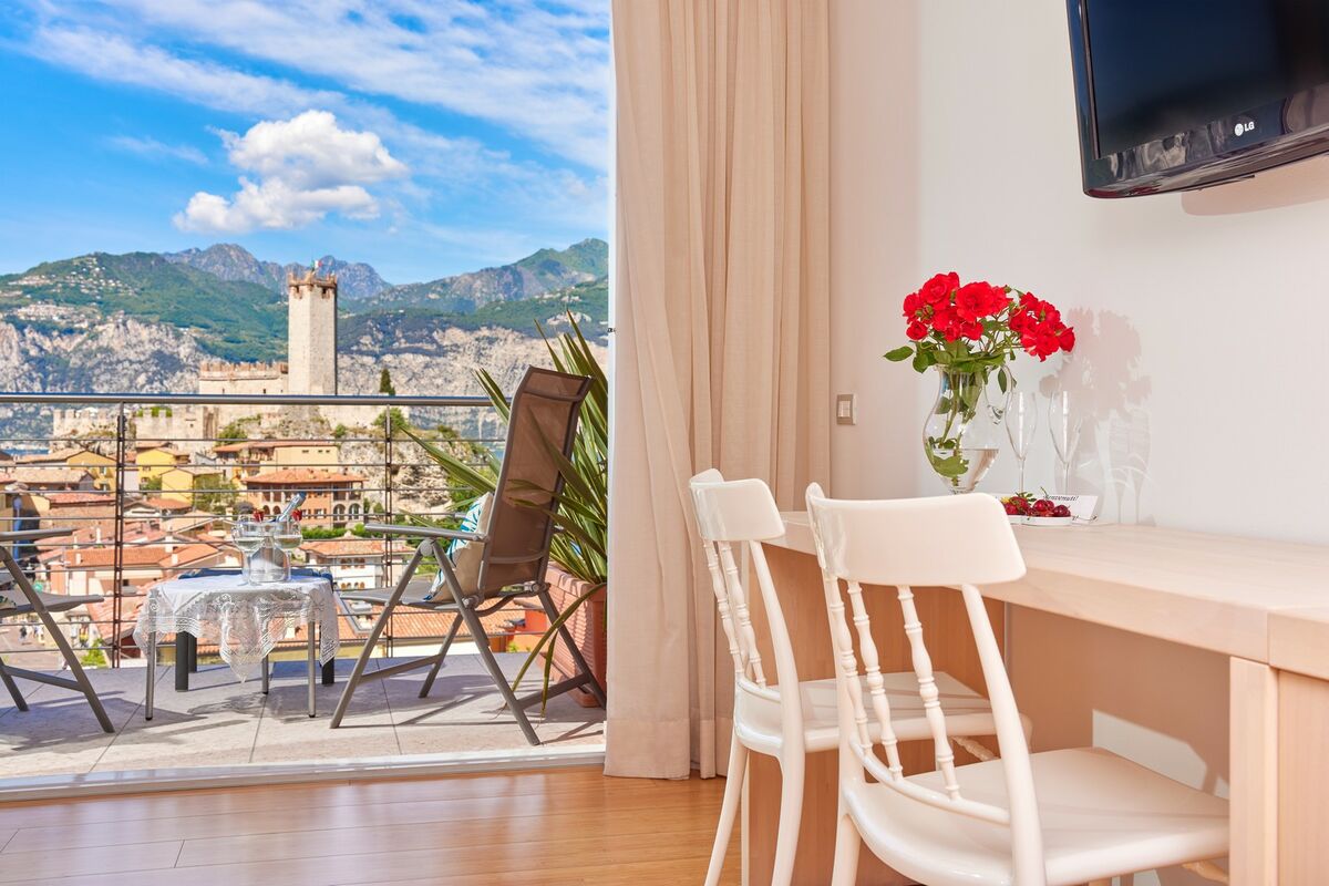 Ecologic Exclusive Rooms | Design naturale, bioedilizia e Feng Shui per un riposo di benessere. Dal balcone si apre una vista emozionante sul Castello e sul Lago di Garda.