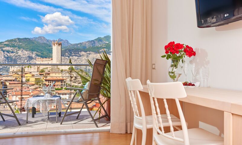 Realizzate con principi di bioedilizia e design ispirato al Feng Shui, offrono un riposo rigenerante in armonia con la natura. I materiali naturali e l'attenzione ai dettagli creano un'atmosfera di benessere autentico.